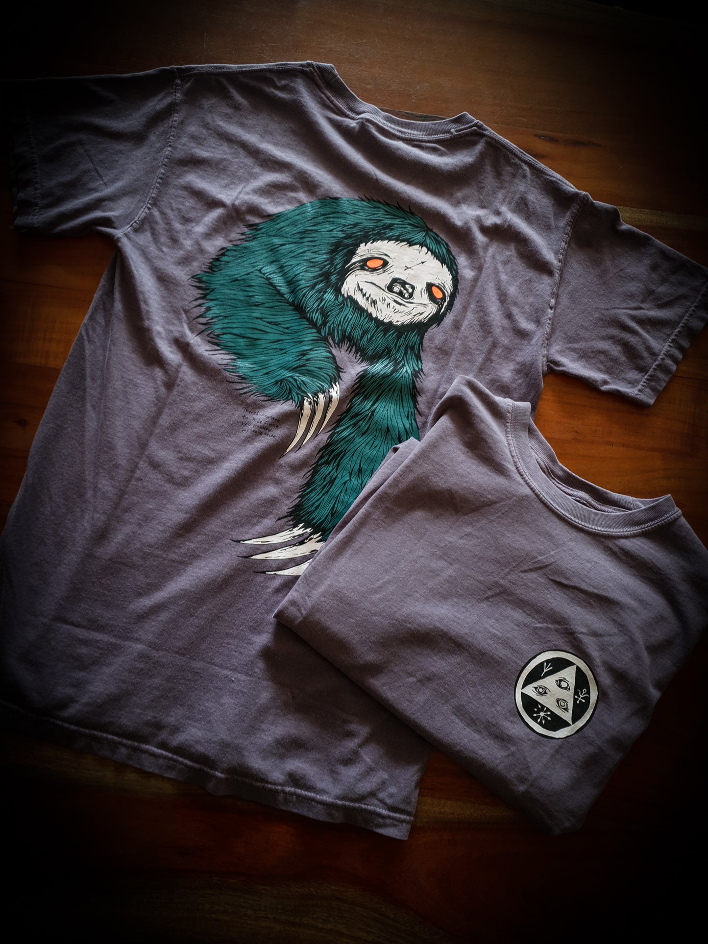 WELCOME - SLOTH GARMENT-DYED WINE - TEE