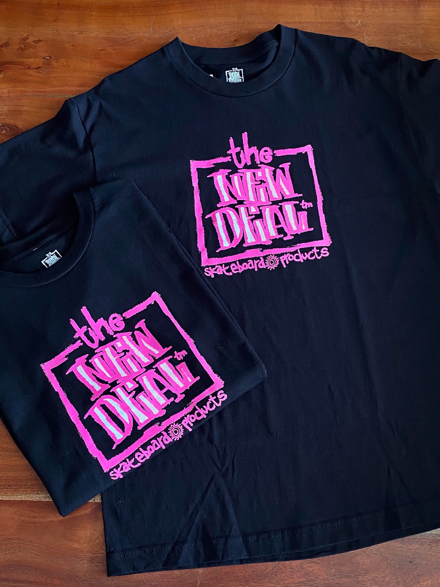 NEW DEAL - NAPKIN LOGO TEE - BLACK/PINK