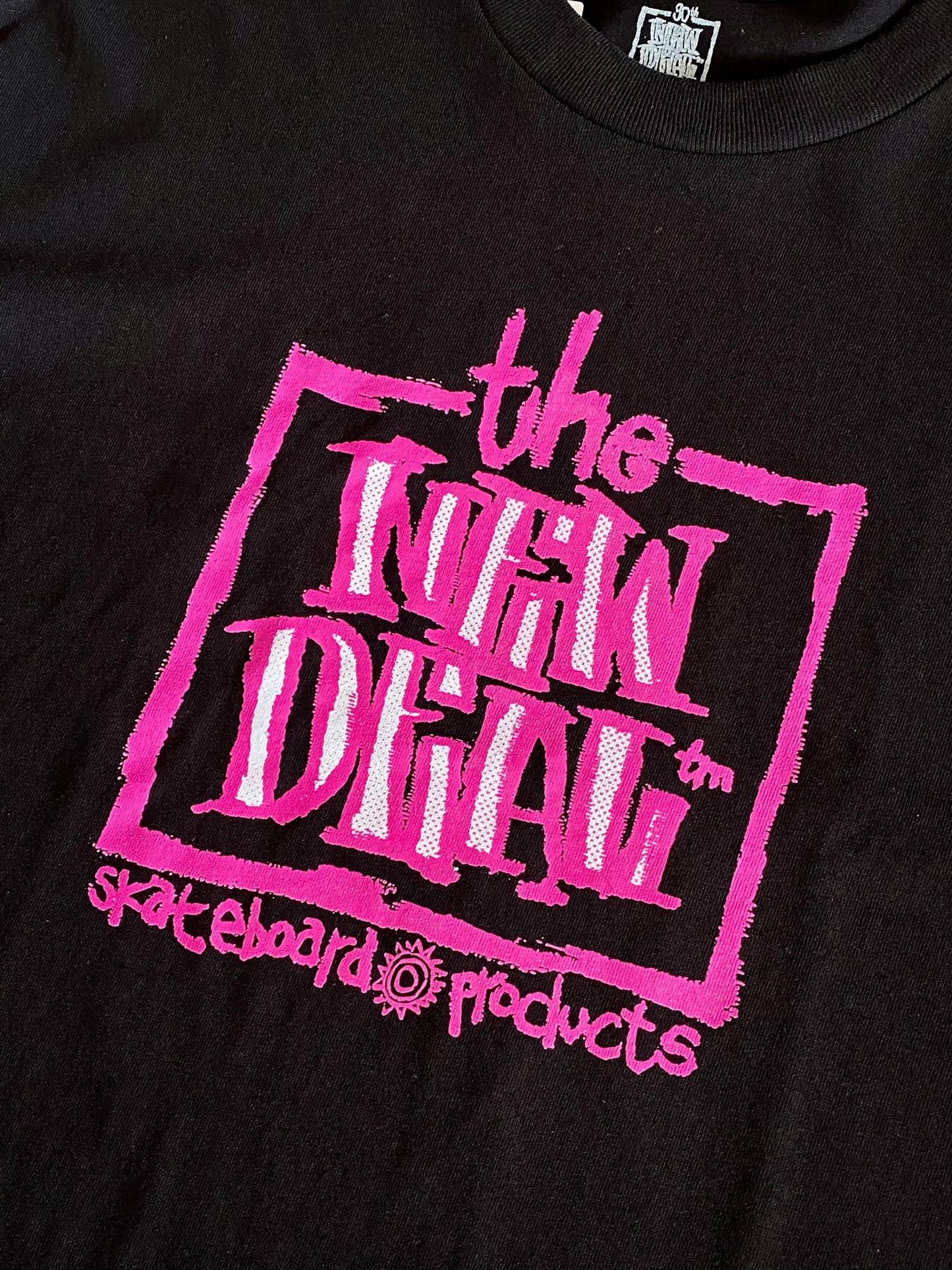 NEW DEAL - NAPKIN LOGO TEE - BLACK/PINK