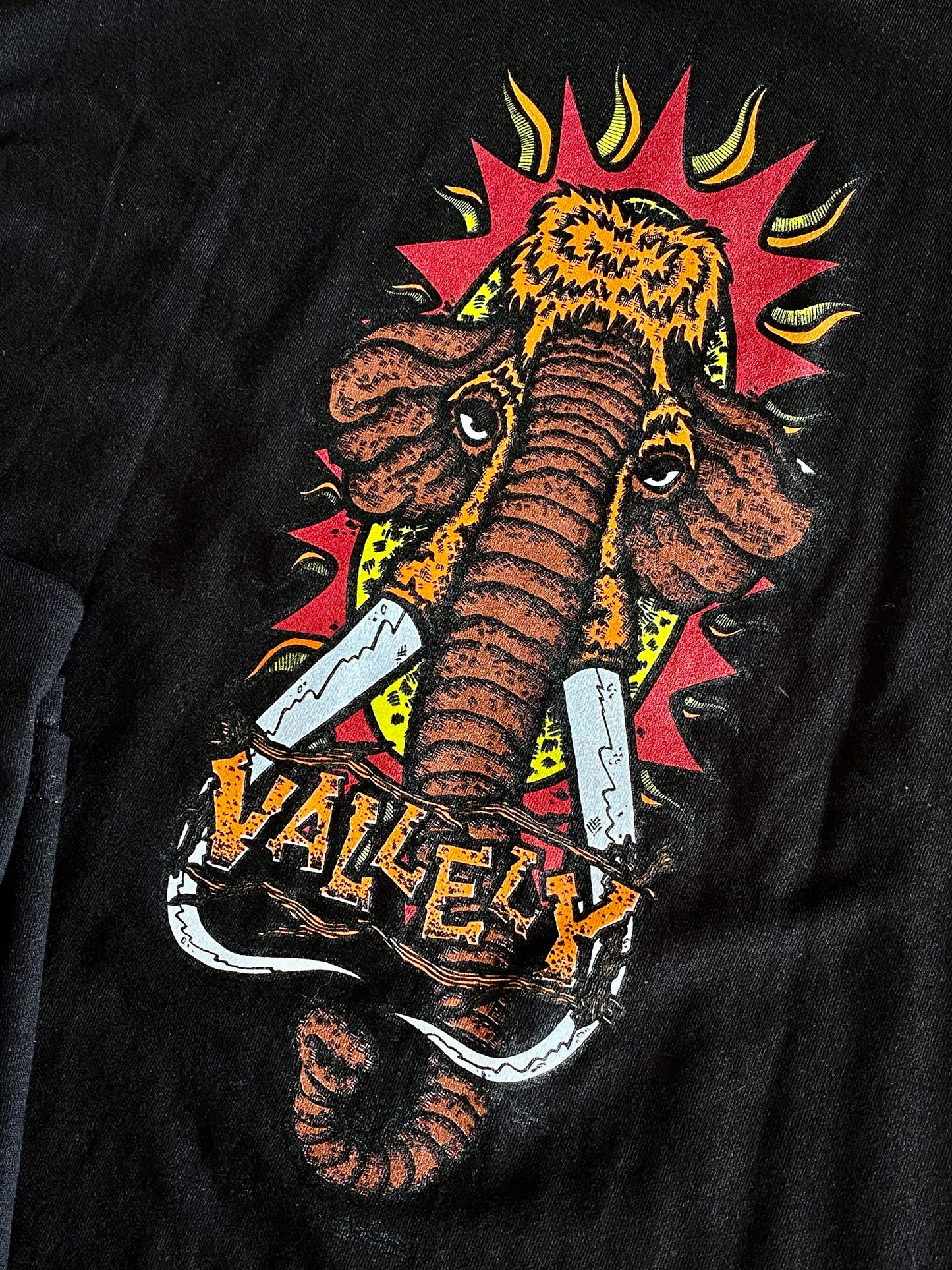 NEW DEAL - MIKE VALLELY MAMMOTH TEE - BLACK